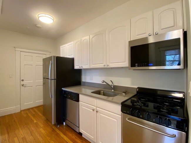 Building Photo - Nicely renovated 2 bed unit with utilities...