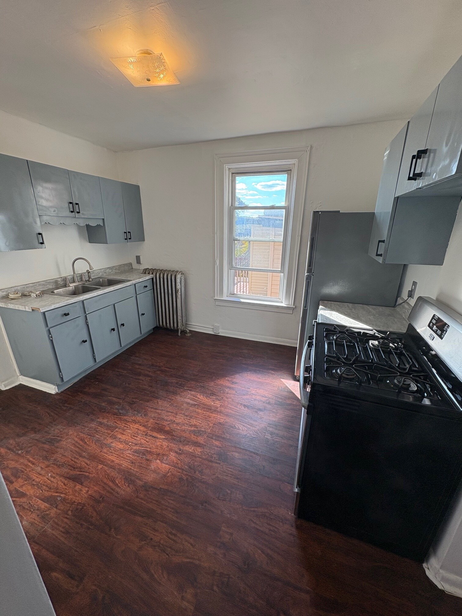 Building Photo - 543 3rd St