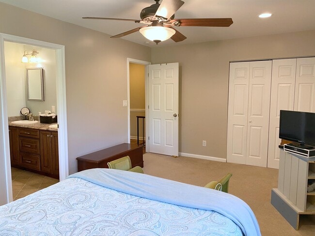 Building Photo - 56 Woodlake Dr