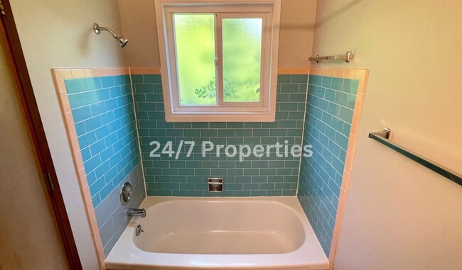 Building Photo - 1BD I 1BA Apartment - Downtown Sellwood