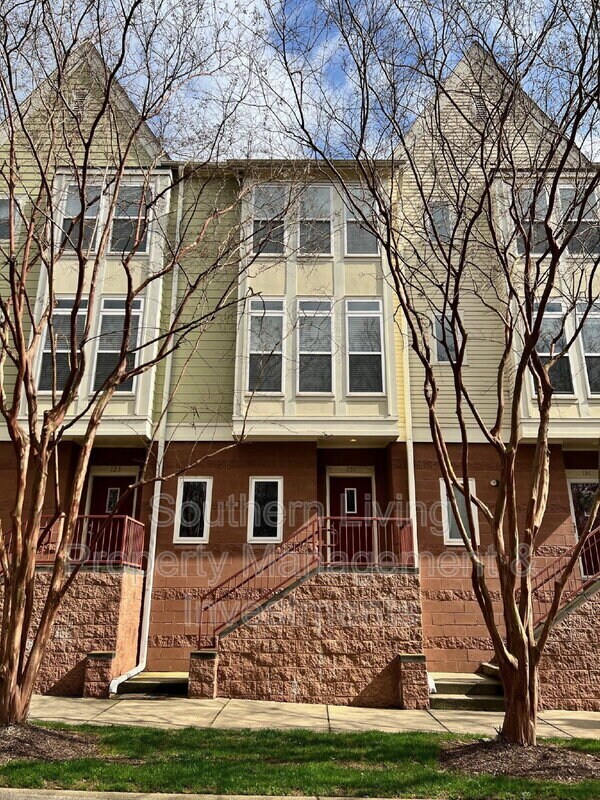 Building Photo - 127 S Sycamore St