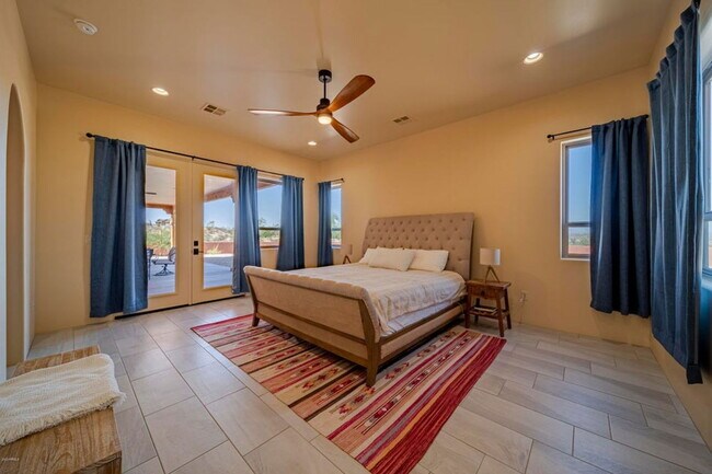 Building Photo - 335 Latigo Way