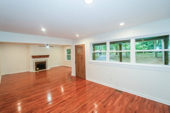 Building Photo - 440 S May St