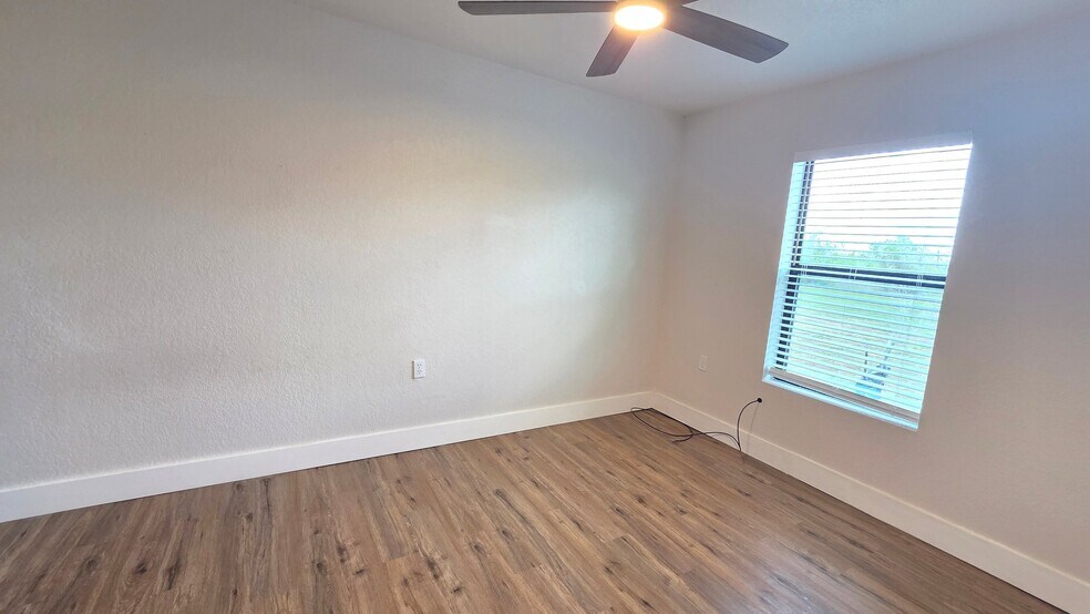 Building Photo - 607 E 12th St