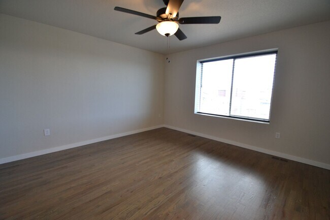 Building Photo - 2 Bedroom Home with VIEWS of the Mountains