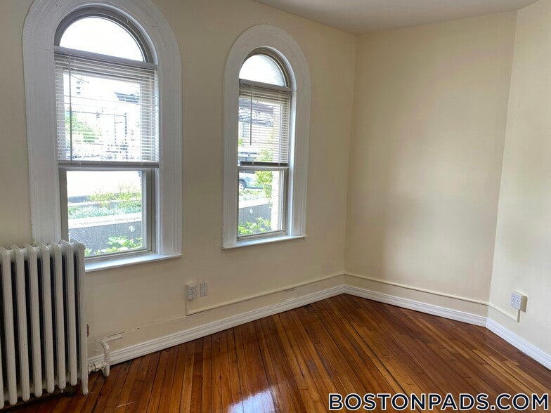 Building Photo - 879 Beacon St