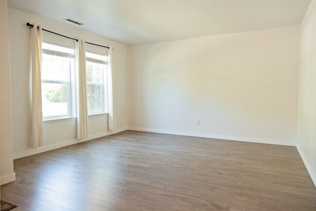 Building Photo - Updated 4 Bedroom DuPont Home for Rent