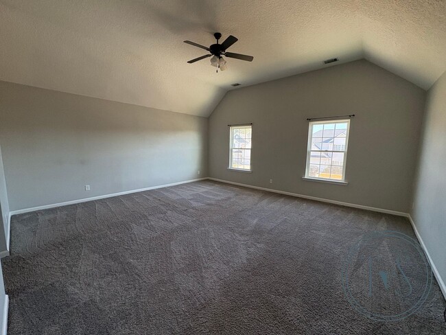 Building Photo - **RATE DROP ALERT (Was $2600/month)!**