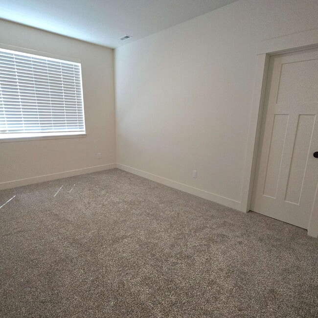 Building Photo - Move-in ready! 4 bedroom house with 3 car garage