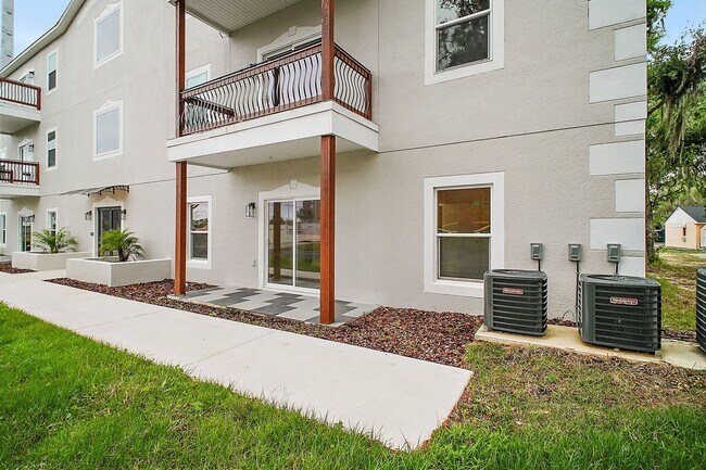 Building Photo - Luxury 2 Bed 2 Bath, Downtown Eustis Full ...