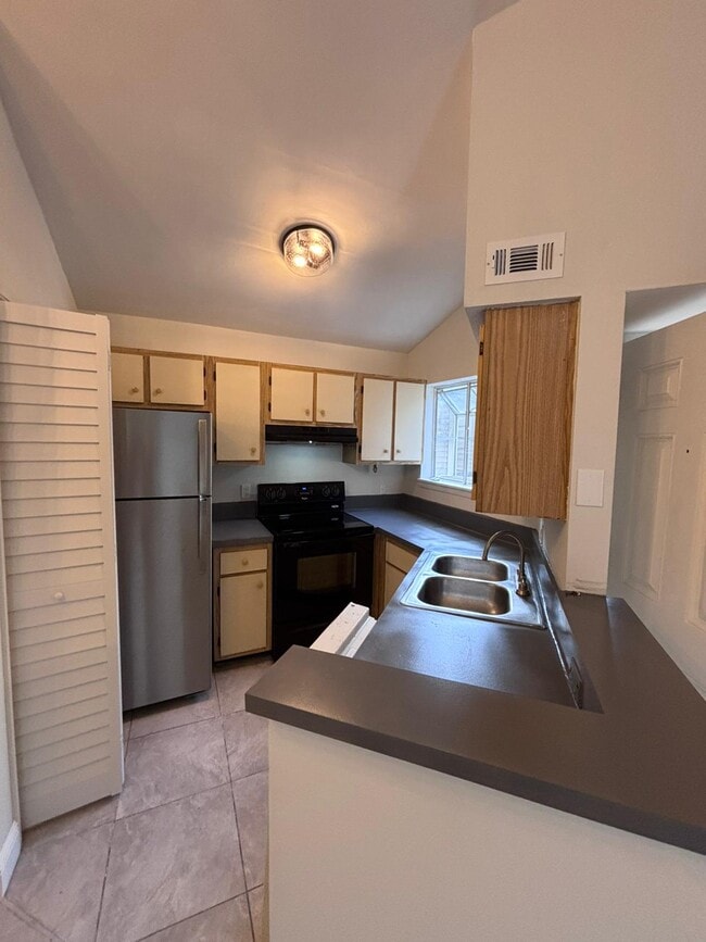 Building Photo - 1964 Lake Atriums Cir