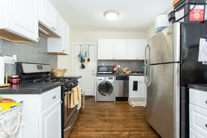 Building Photo - 3845 N Greenview Ave