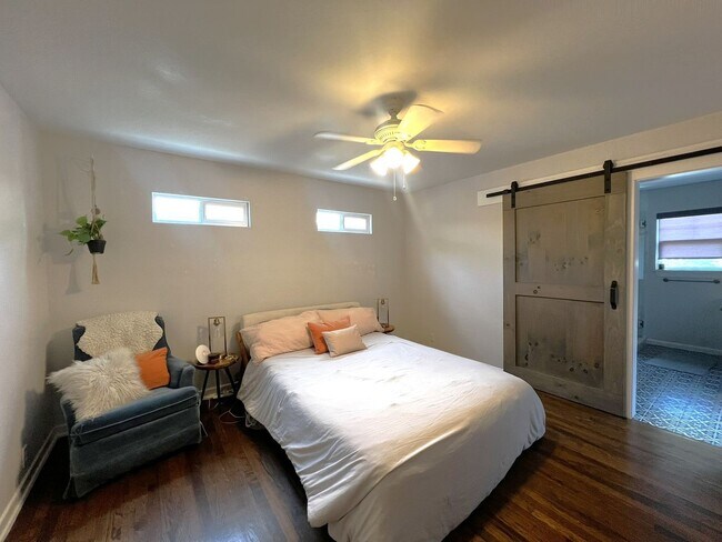 Building Photo - Furnished 2/2 Home in Crestview 3-12 month lease terms available