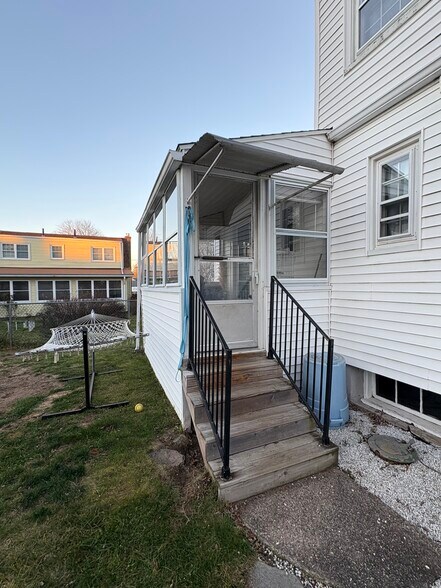 Building Photo - 94 Branford St