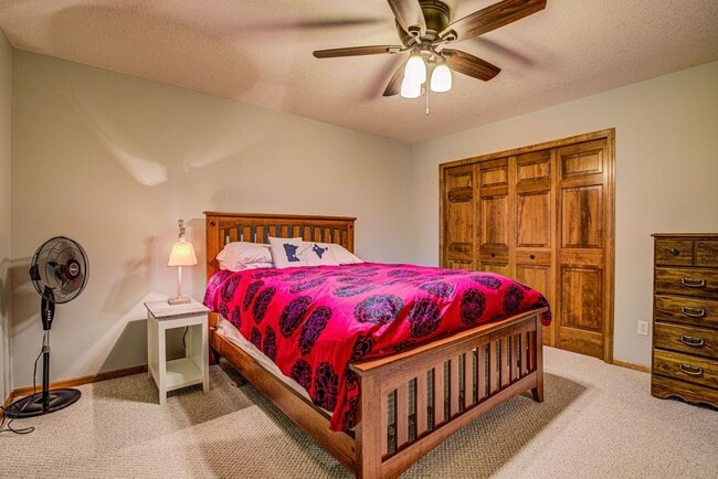 Building Photo - Immaculate 5 Bedroom 4 Bath in Chanhassen - Available August 1st.