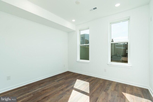 Building Photo - 608 S American St