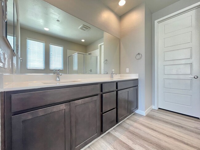 Building Photo - This spectacular 3-bed condo located acros...