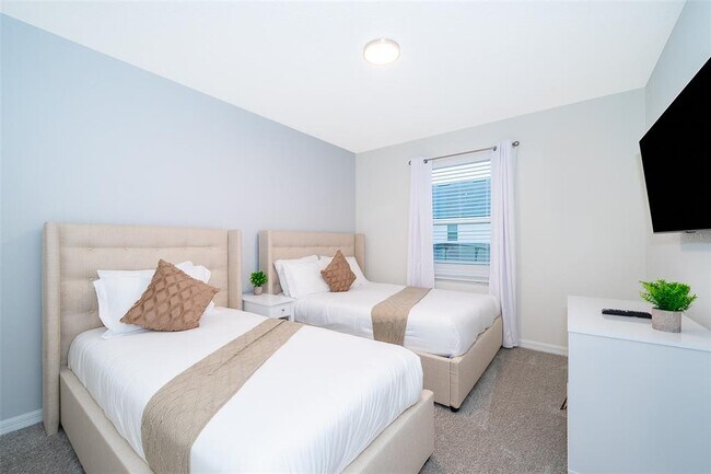 Building Photo - 1852 Tropical Palms Cir