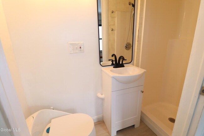 Building Photo - 442 Plymouth Ave