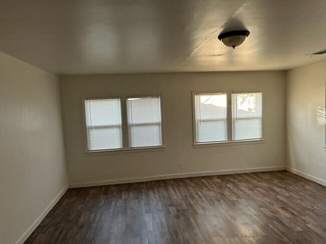 Building Photo - 680 E Ventura Ave