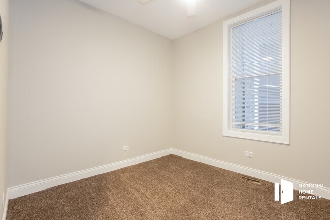 Building Photo - 2835 N Albany Ave