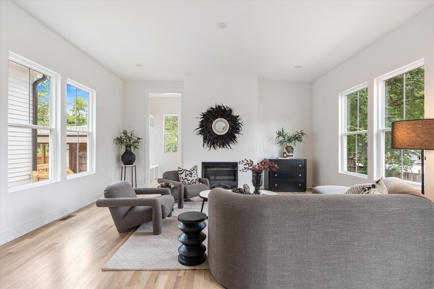 Building Photo - 2826 Clifton Ave