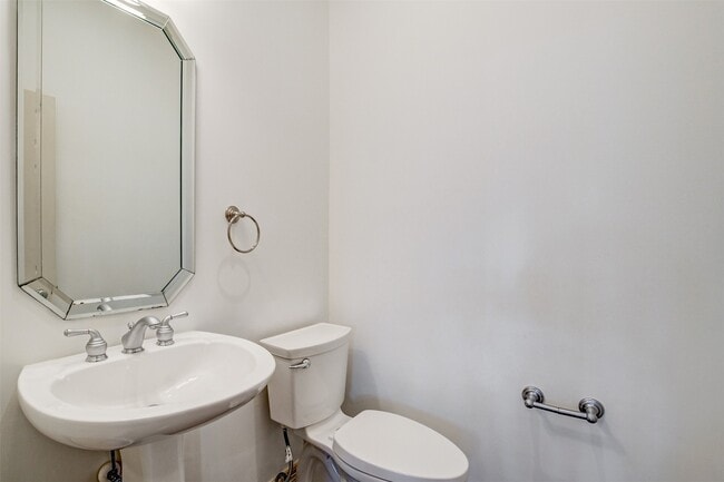 Building Photo - 1515 Hyde Park Blvd