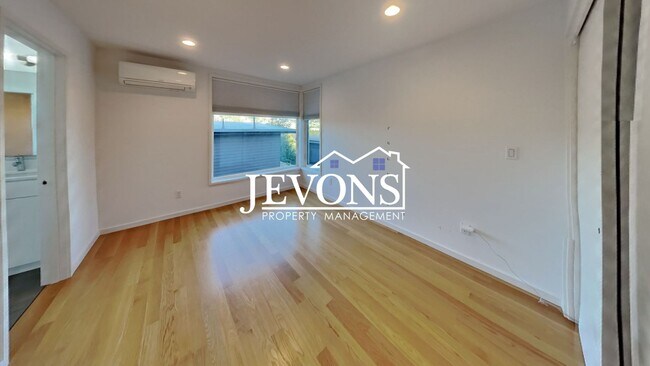 Building Photo - 5BR/4.5BA House in Seattle -- Available Now!
