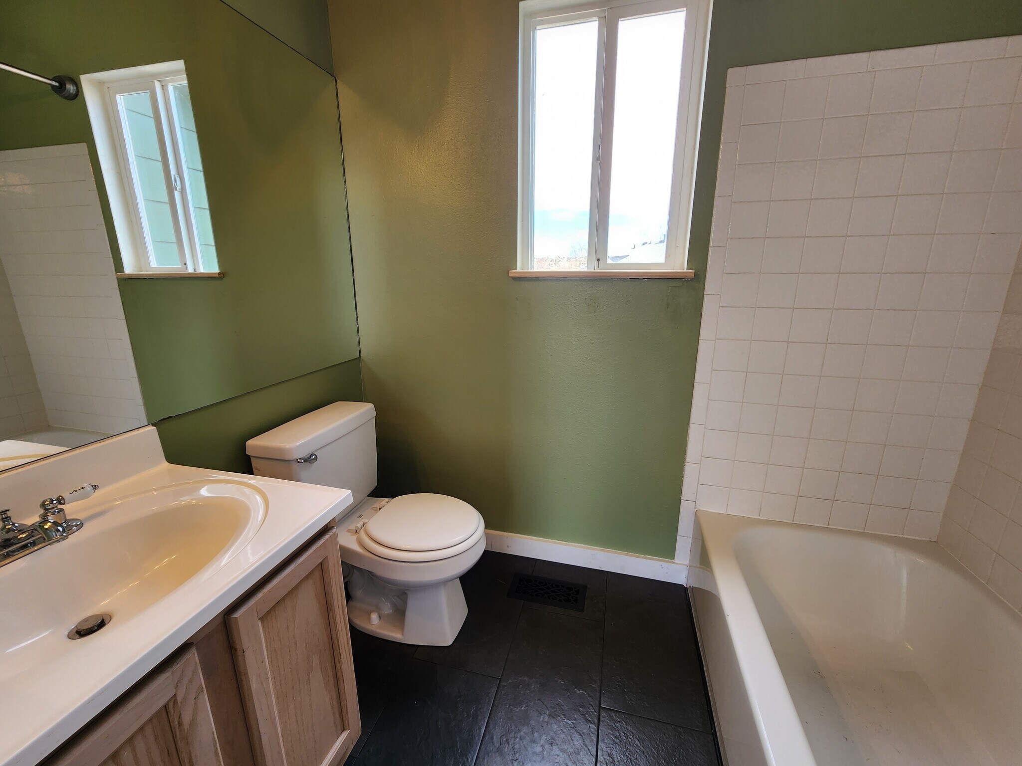 Building Photo - 1512 Coolcrest Dr