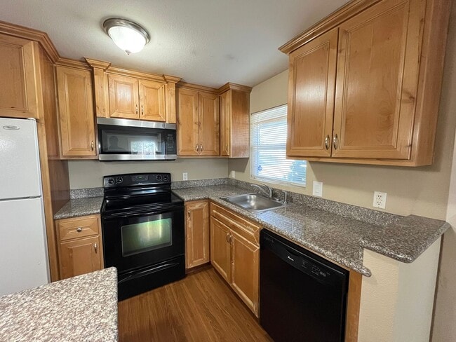 Building Photo - Updated and Bright 3 Bedroom 2 Bath Home in NE Portland (PDX/Columbia River)