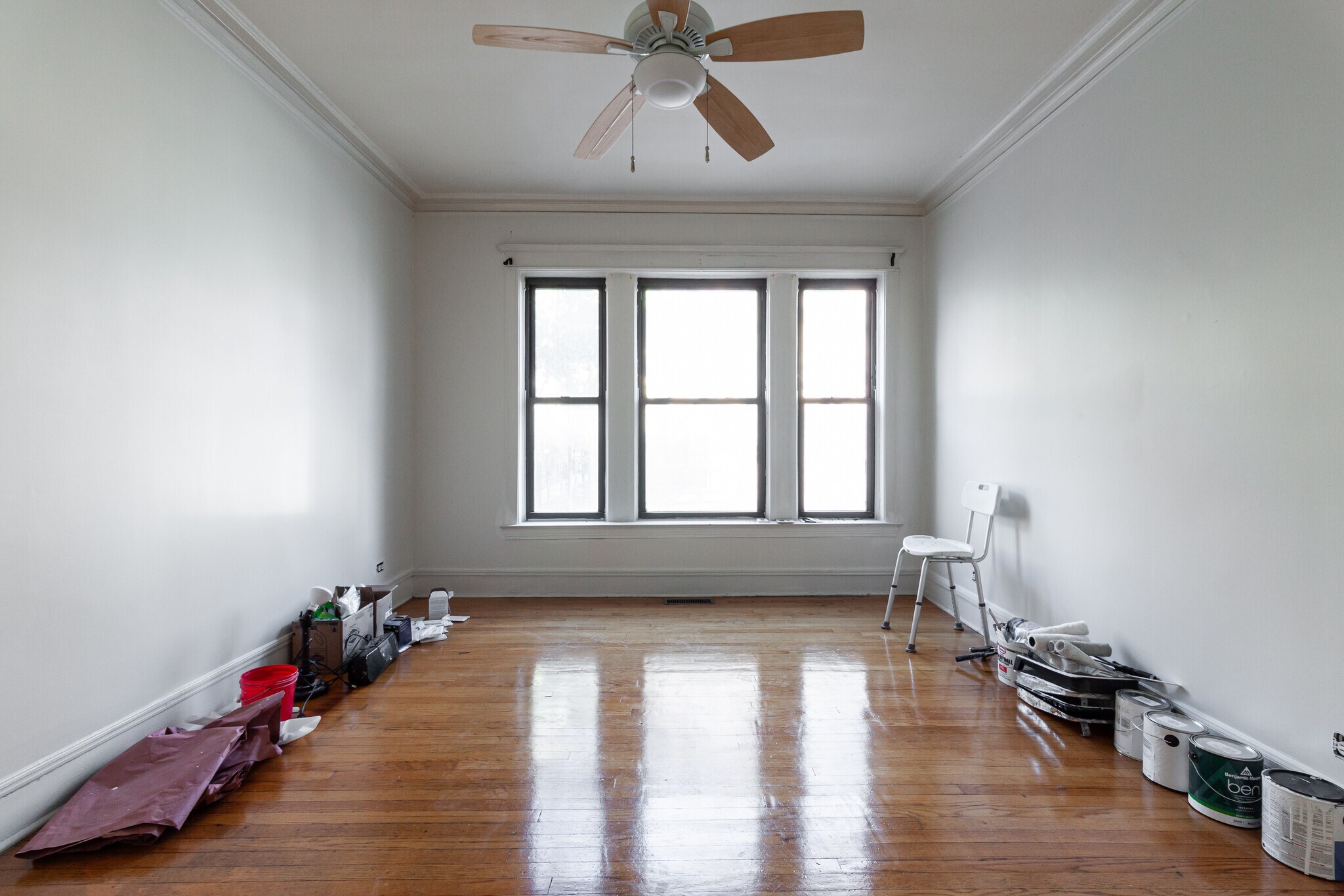 Building Photo - 910 W Belle Plaine Ave