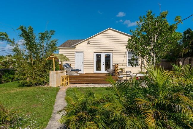 large backyard with deck and 30ft tall bamboo - 744 High St