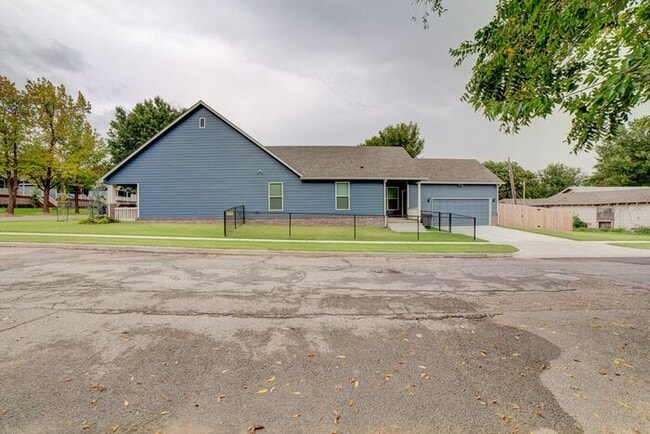 Building Photo - Unique 4/2/2 Near Downtown Tulsa!