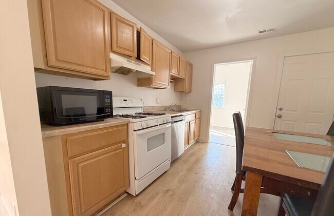 Building Photo - 9-11 Richardson St