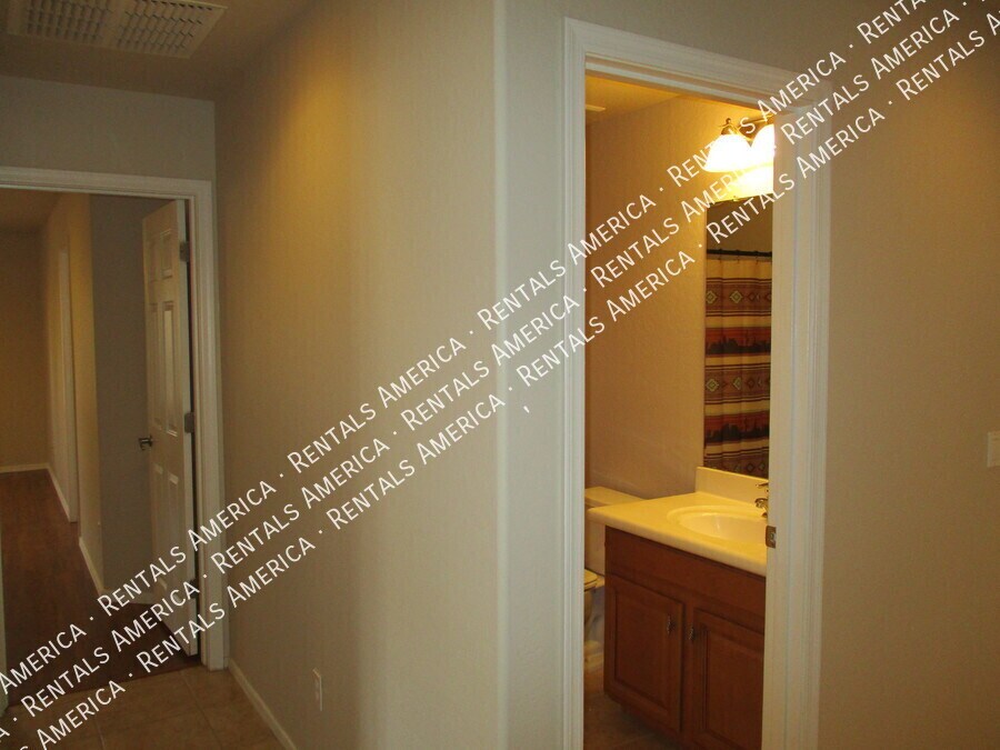 Building Photo - 1364 E Martha Dr