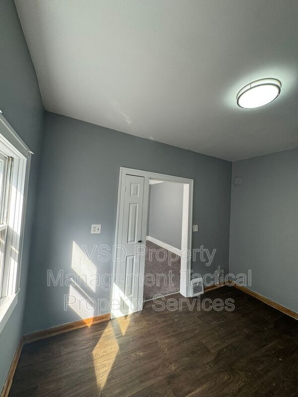 Building Photo - 3289 E 143rd St