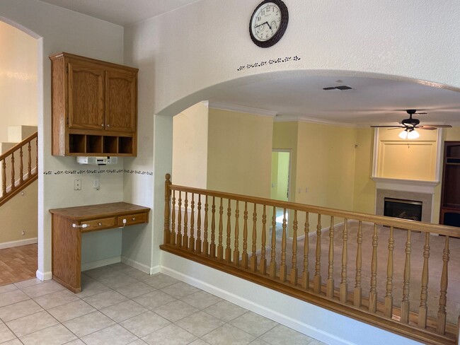Building Photo - Large 4 bdrm 3 bath in Broadstone