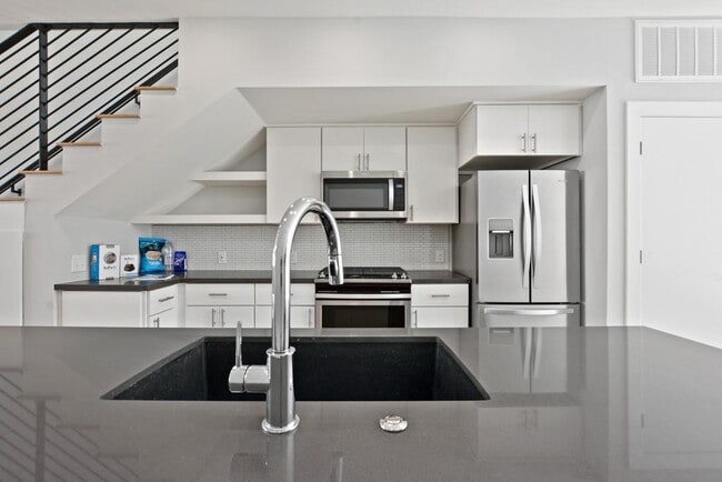 Building Photo - 2002 E 7th St