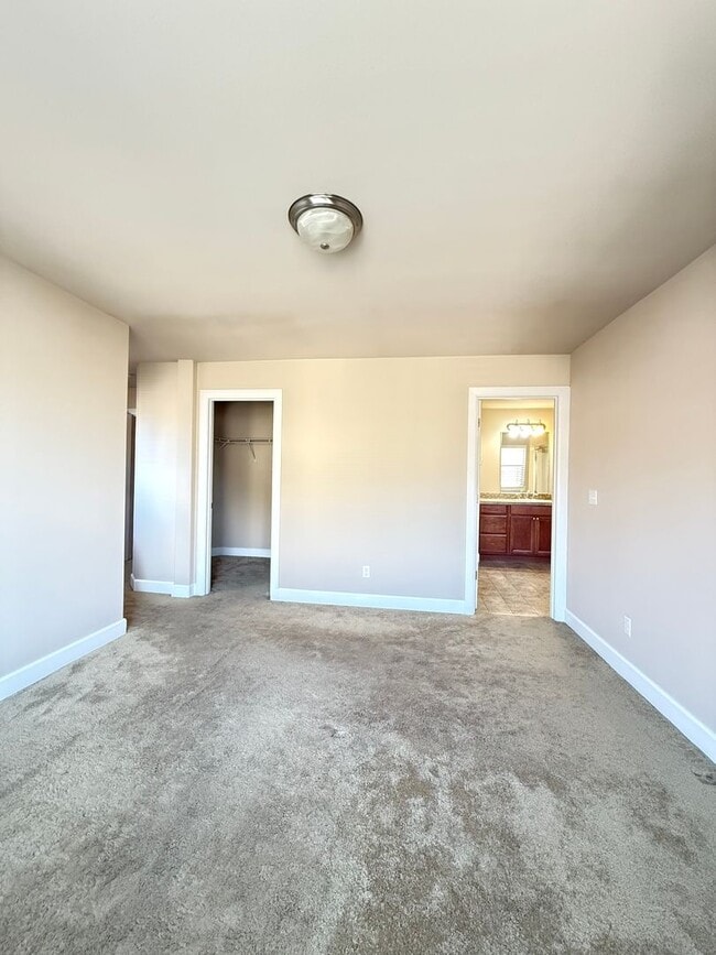 Building Photo - New! 3BD/2.5BTH Modern Townhouse in Greekb...
