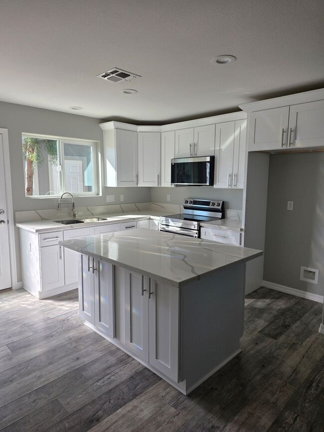 Building Photo - 2 Bed/1 Bath almost brand new in Central BHC