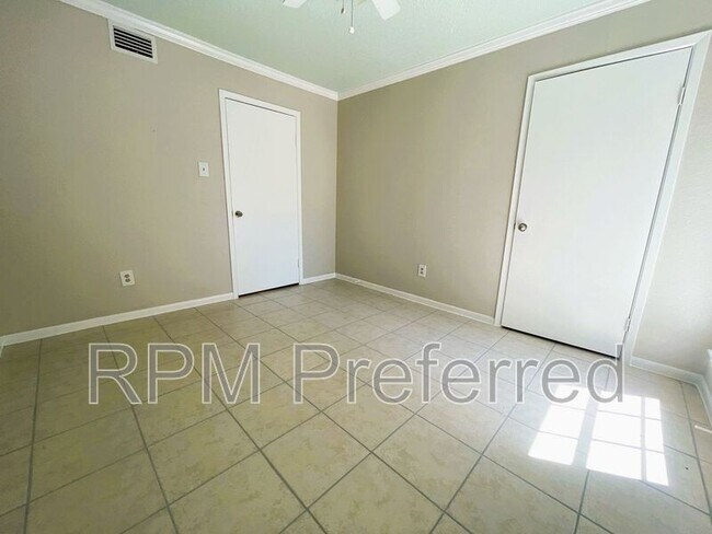 Building Photo - 2800 Jeanetta St