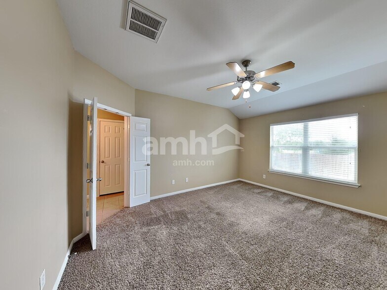 Building Photo - 18505 Sandy Bottom Dr