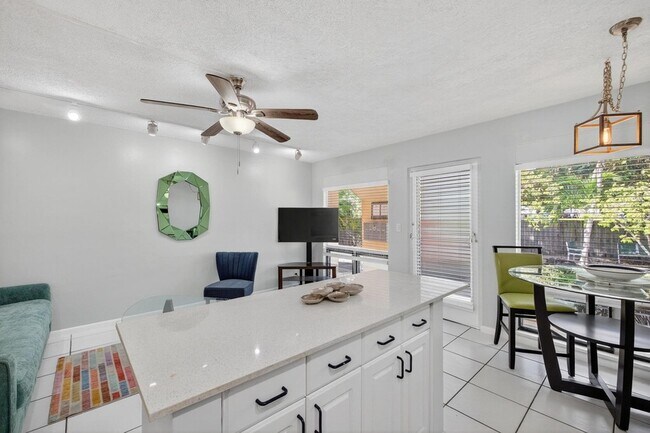 Building Photo - 2624 NE 30th Pl