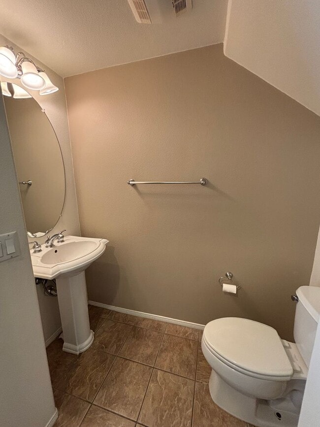 Building Photo - Move-In Ready 4 Bedroom Home Perfect for Professionals & Families