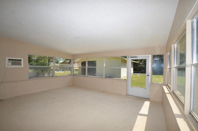 Building Photo - 615 Sarita St