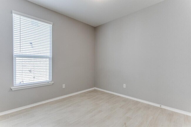 Building Photo - 1100 Desaix Dr