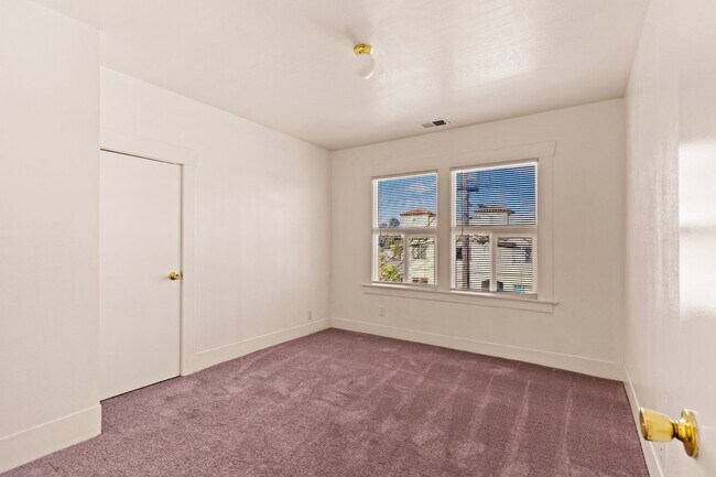 Building Photo - Utilities Included! 3 Bedrooms w/ Bonus Room & Spacious Kitchen