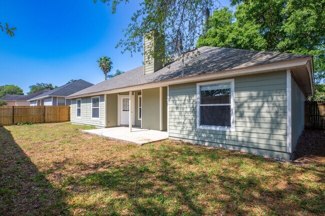 Building Photo - Great Rental in The Valley!