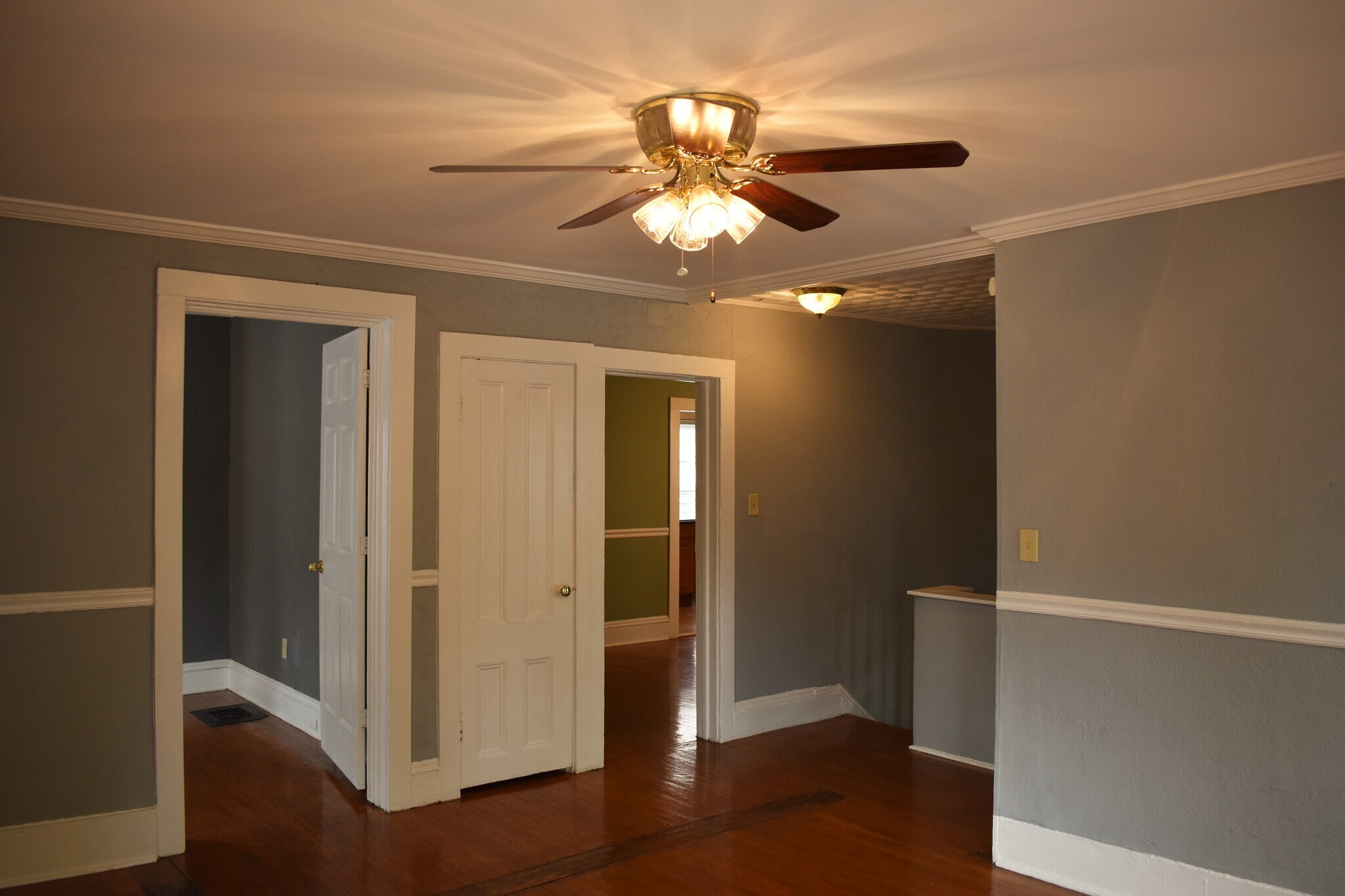 Living Room & Front Apartment Entrance - 527 W Water St