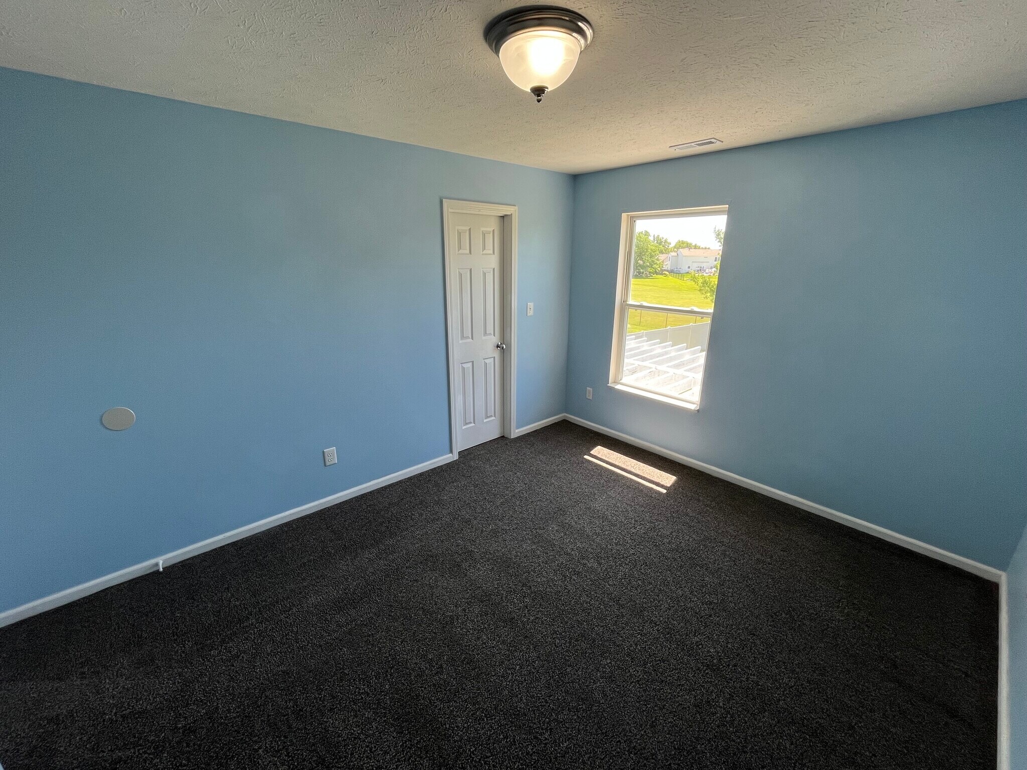 Building Photo - 3873 Crest Point Dr